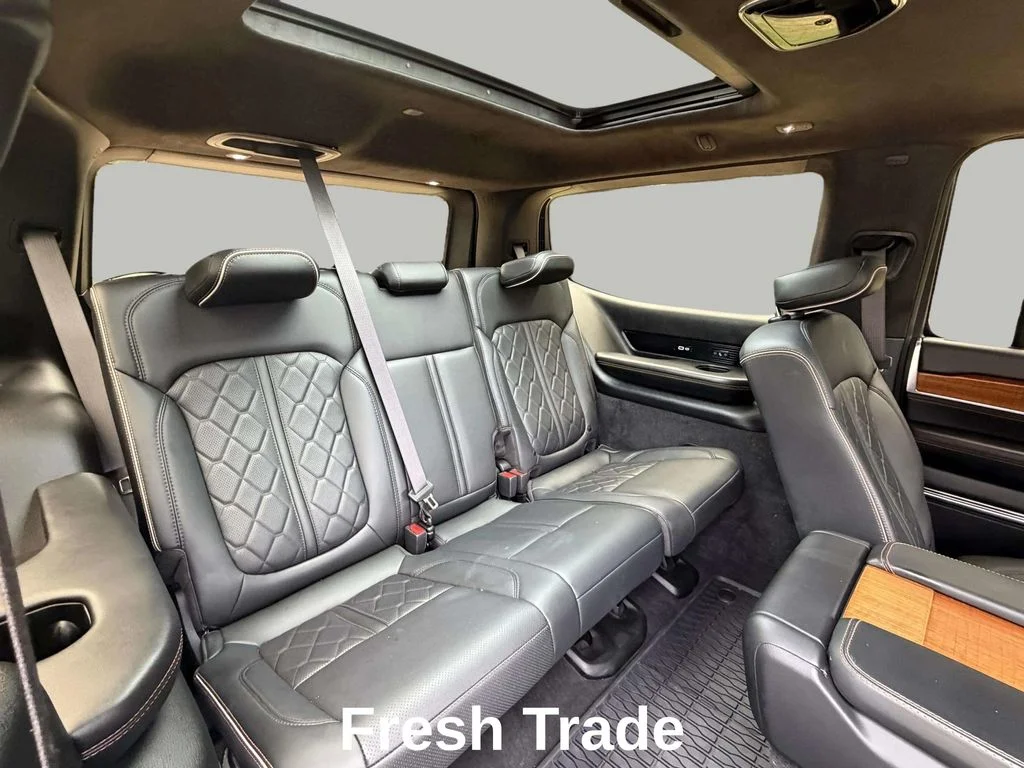 Used 2022 Diamond Black Crystal Pearlcoat Jeep Series III image 9