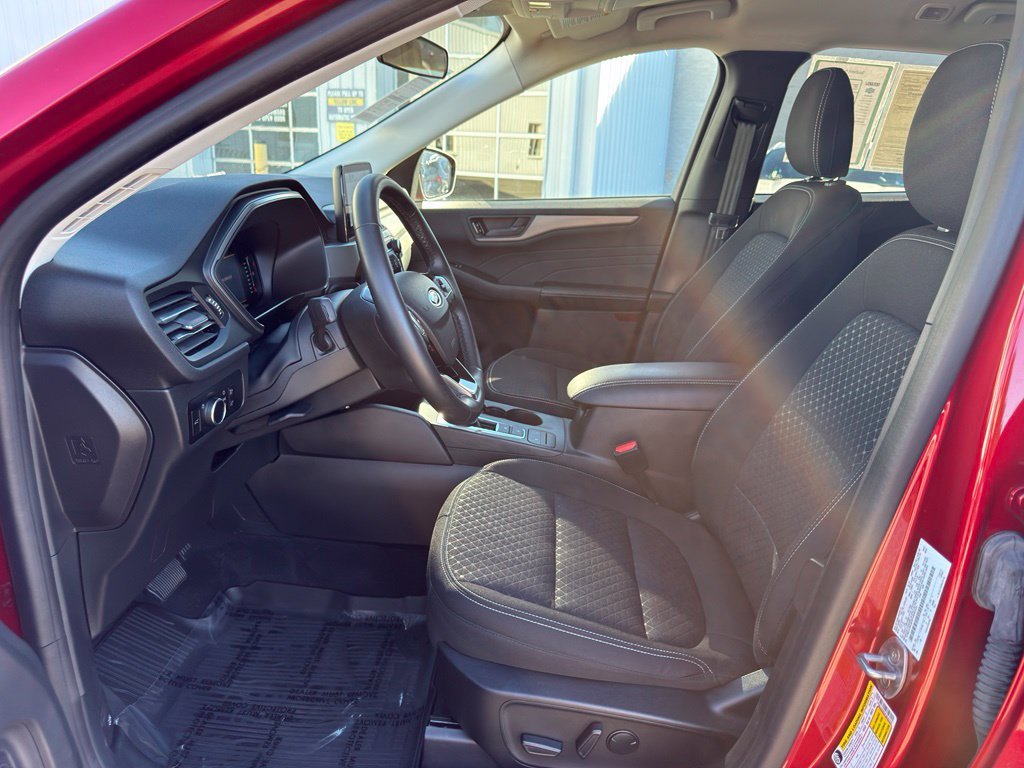 Used 2023 Red Ford Active image 15