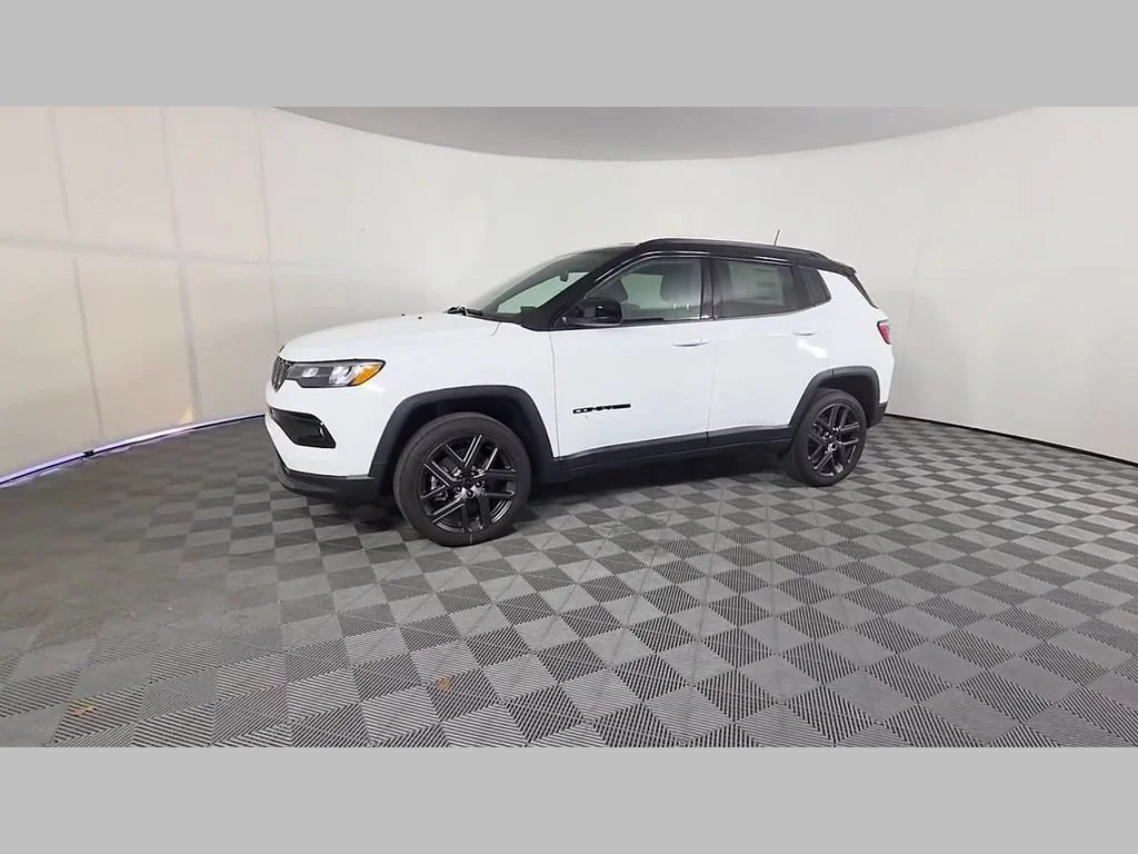 New 2026 Bright White Clear-Coat Exterior Paint Jeep Limited Altitude image 33