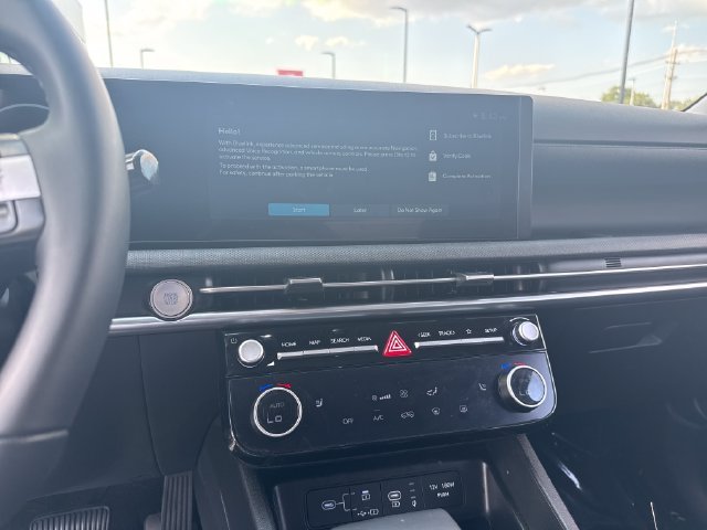 Used 2025 Silver Hyundai SEL Convenience image 18