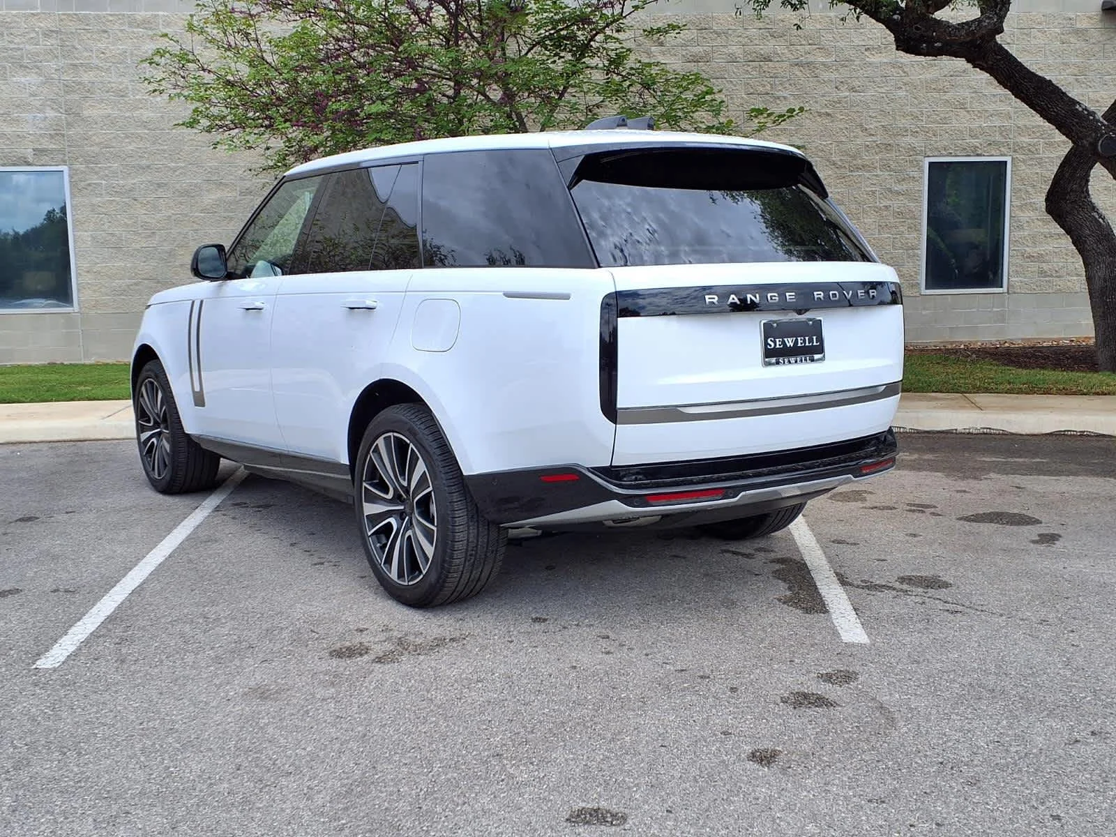 New 2026 Fuji White Land Rover SE image 4