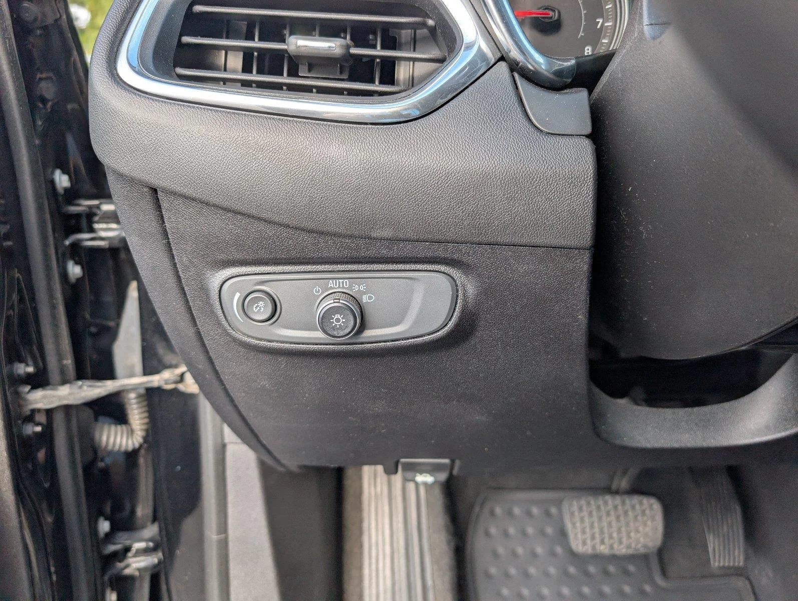 Used 2019 MOSAIC BLACK METALLIC Chevrolet LT image 28