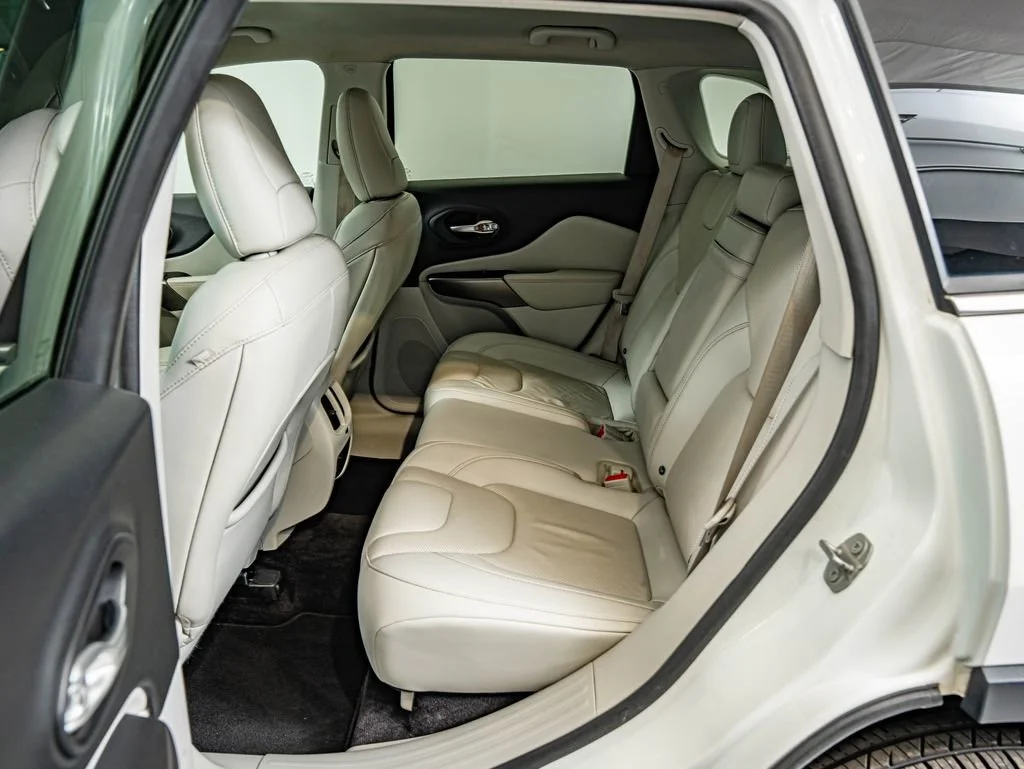 Used 2019 Bright White Clearcoat Jeep Limited image 33
