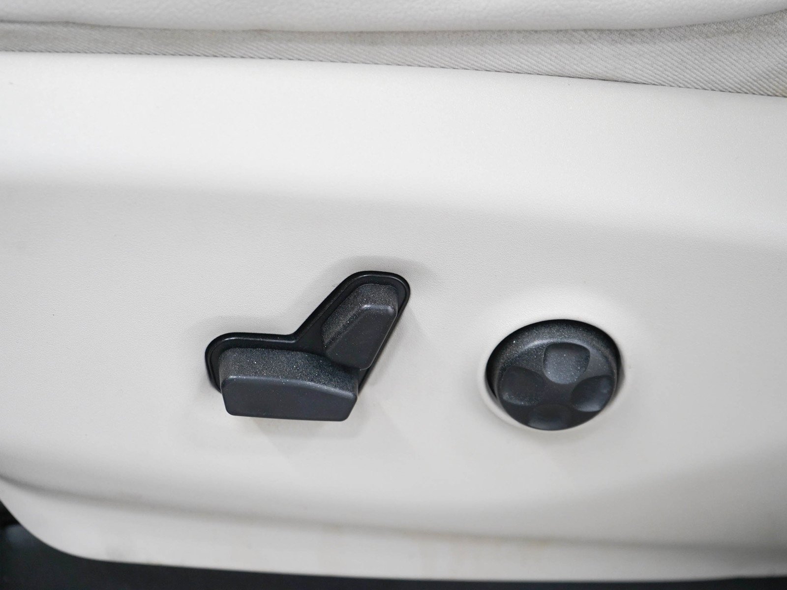 Used 2017 Jazz Blue Pearlcoat Chrysler Touring L image 22