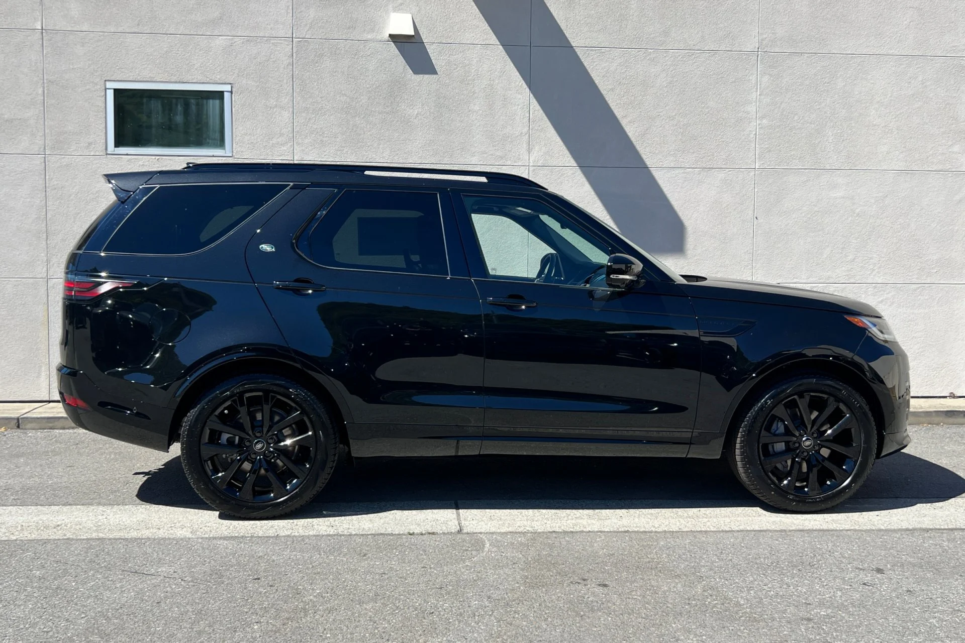New 2026 Santorini Black Land Rover Dynamic SE image 8