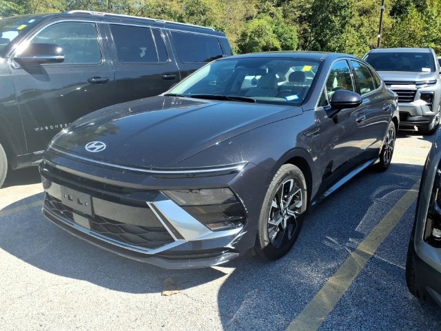 Used 2024  Hyundai SEL image 1