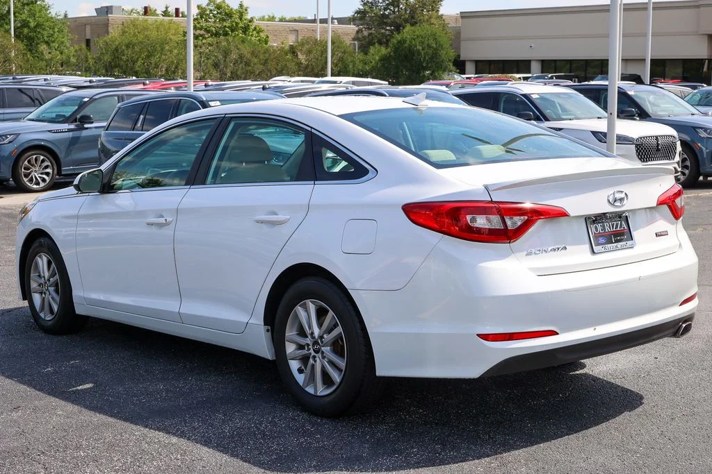 Used 2015 White Hyundai SE image 26