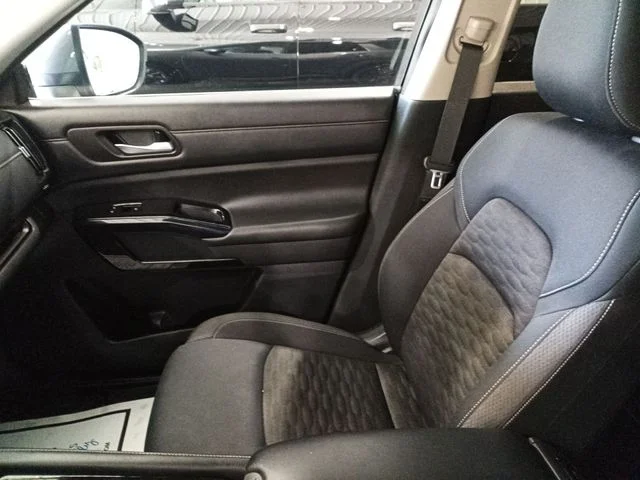 Used 2022 Gray Nissan SV image 10