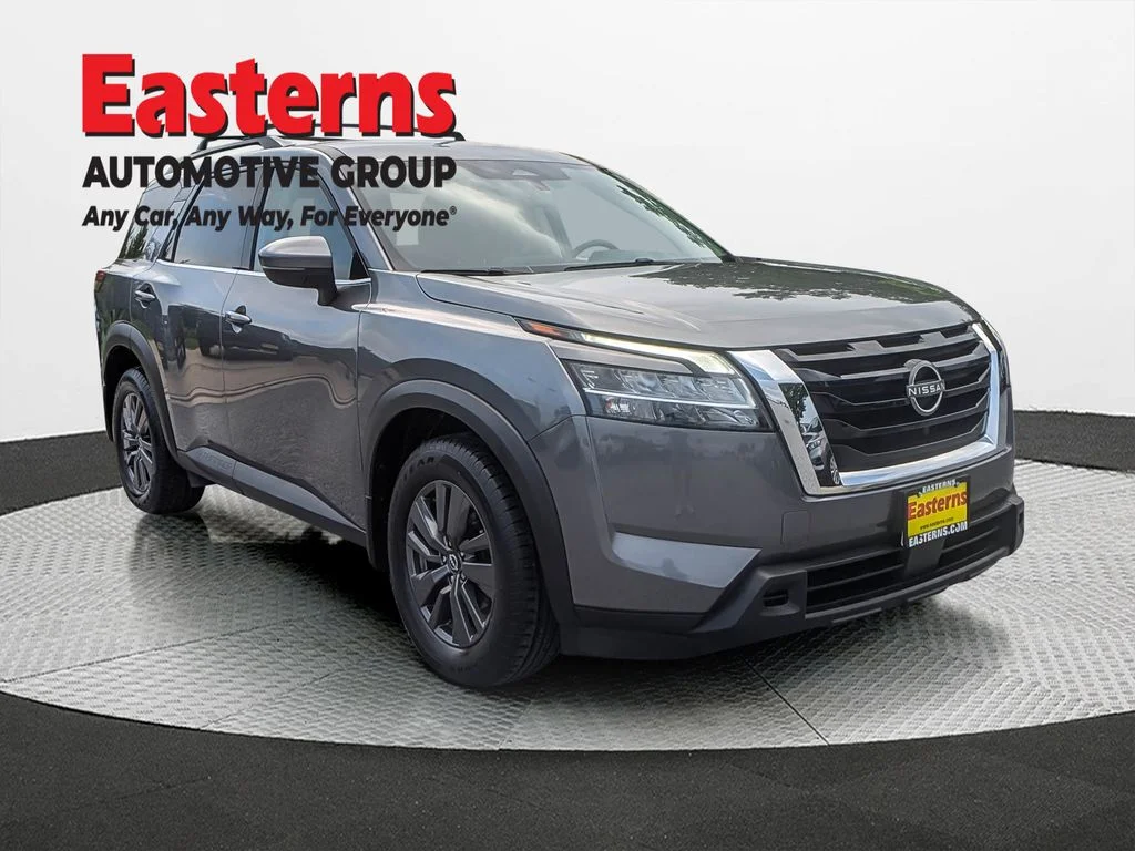 Used 2022 Gray Nissan SV image 8