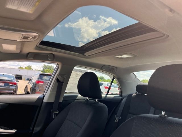Used 2009 Silver Toyota  image 17