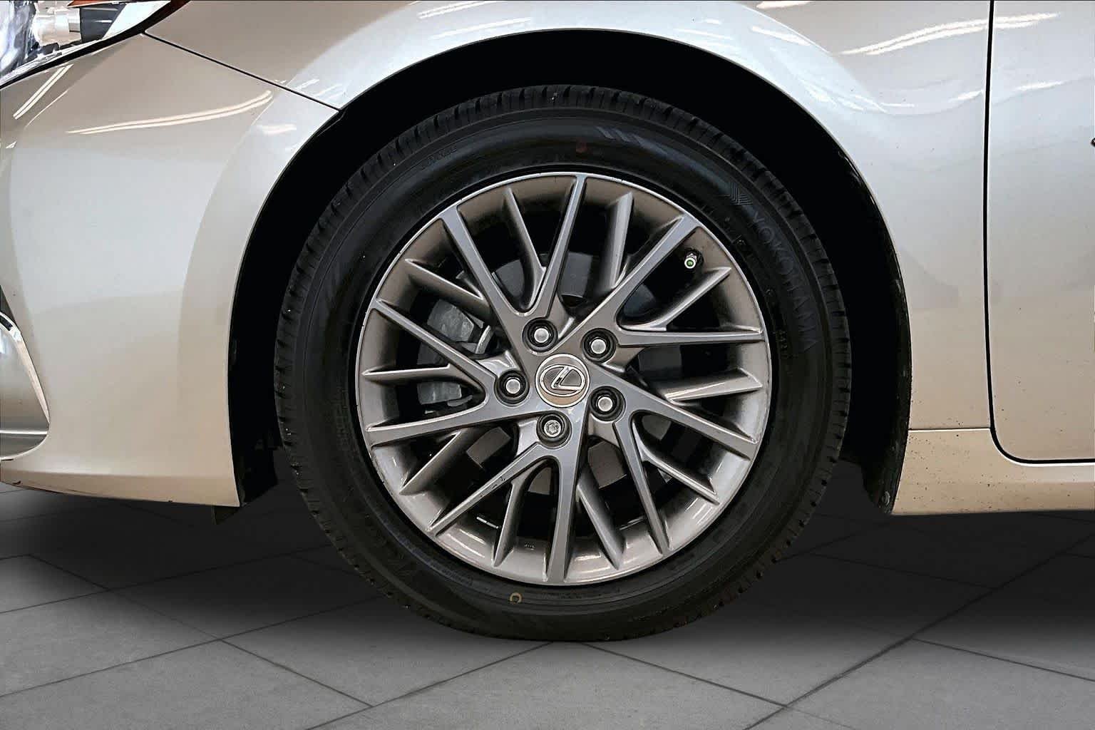 Used 2018 Atomic Silver Lexus  image 9