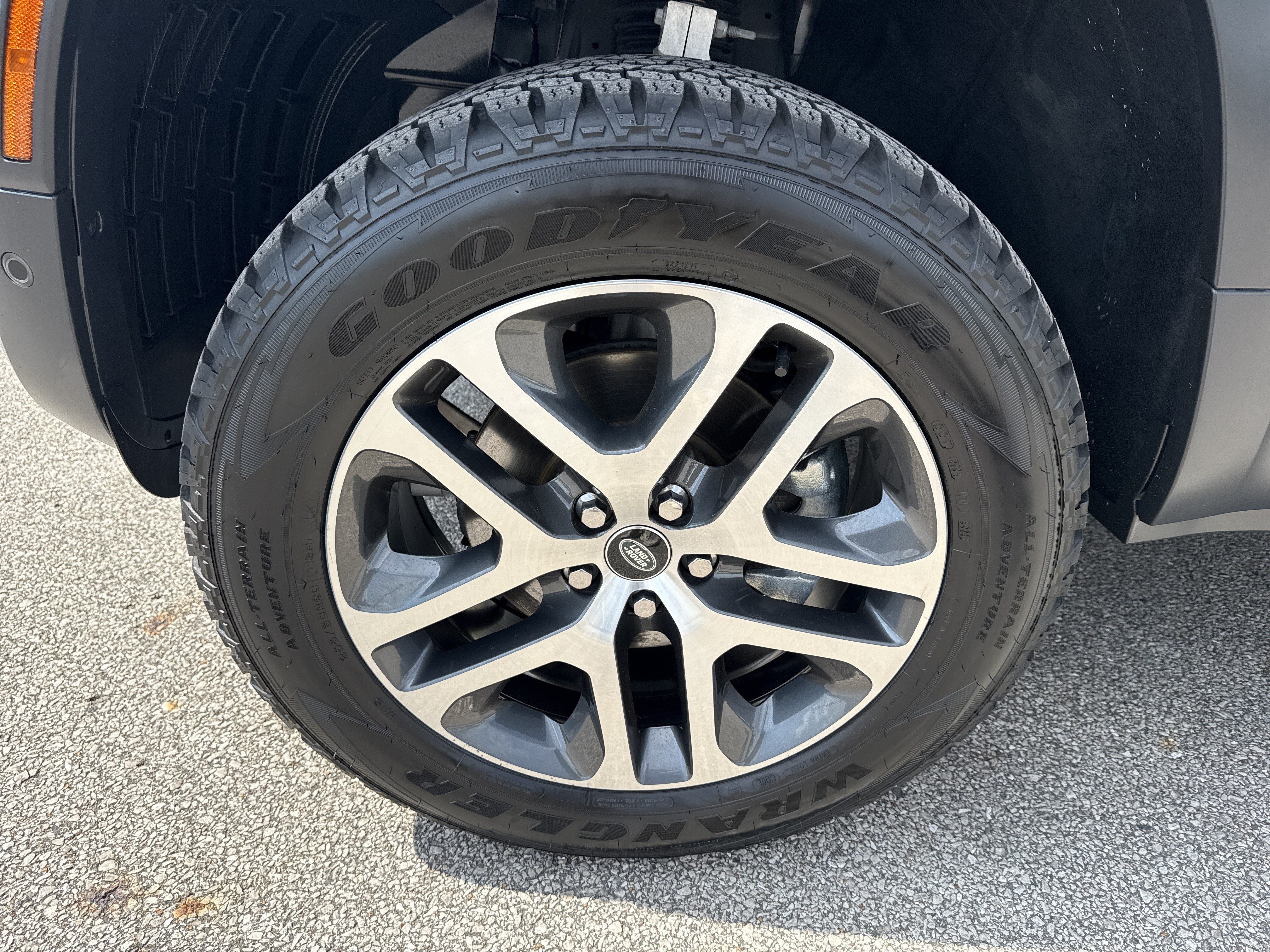 Used 2023  Land Rover S image 15