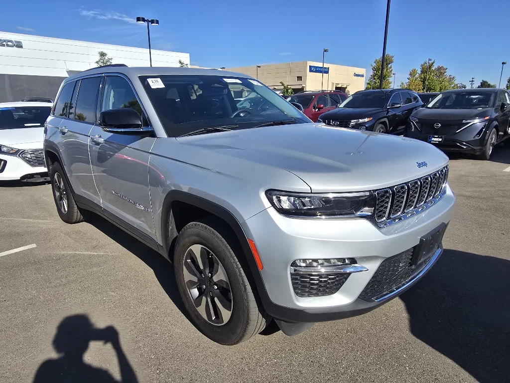 Used 2023 Silver Zynith Jeep 4xe image 7