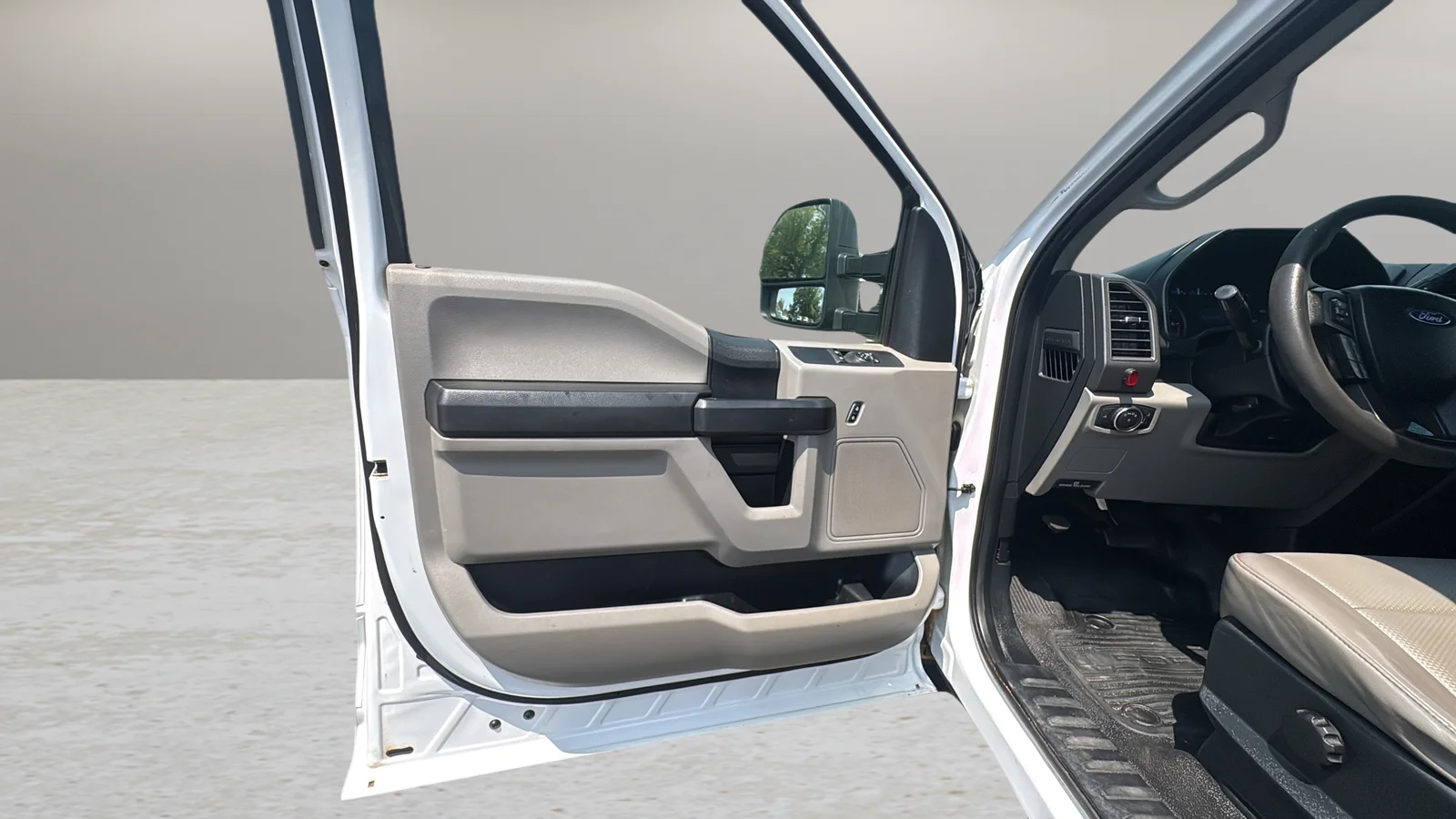 Used 2018 White Ford XL image 19