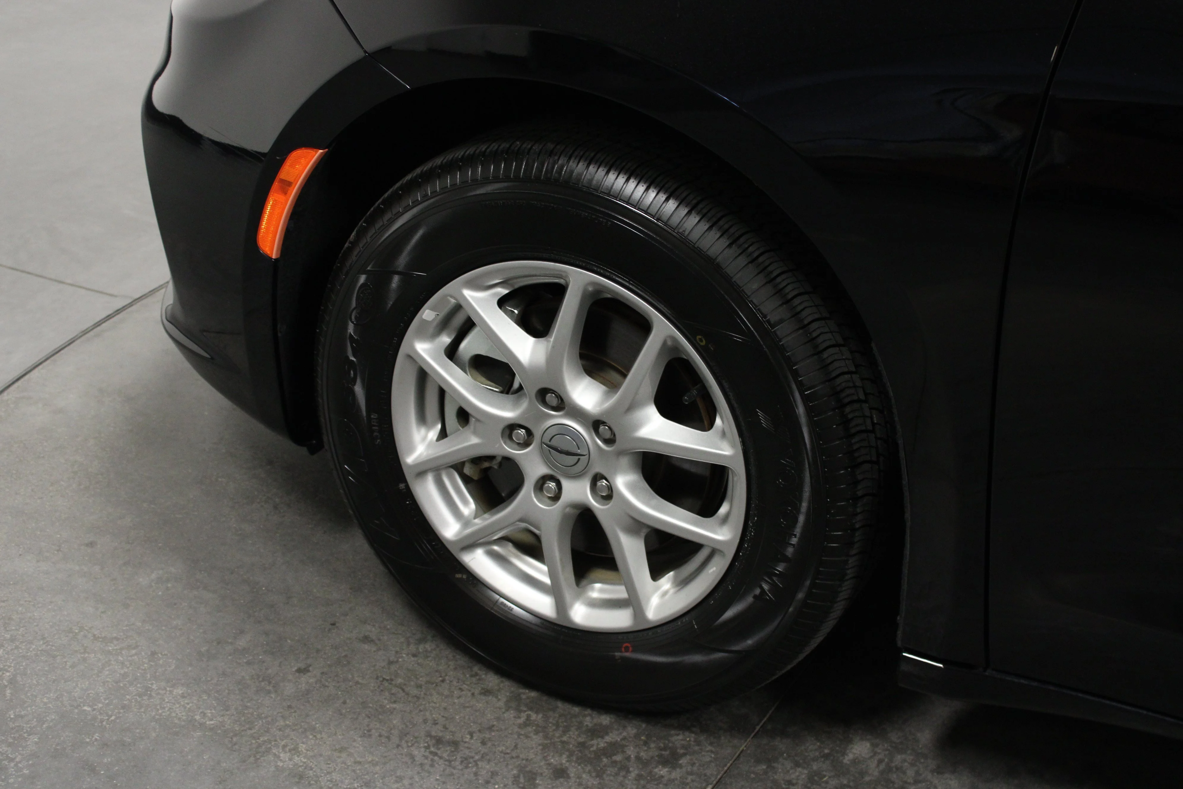 Used 2024 Diamond Black Crystal Pearlcoat Chrysler Touring L image 10