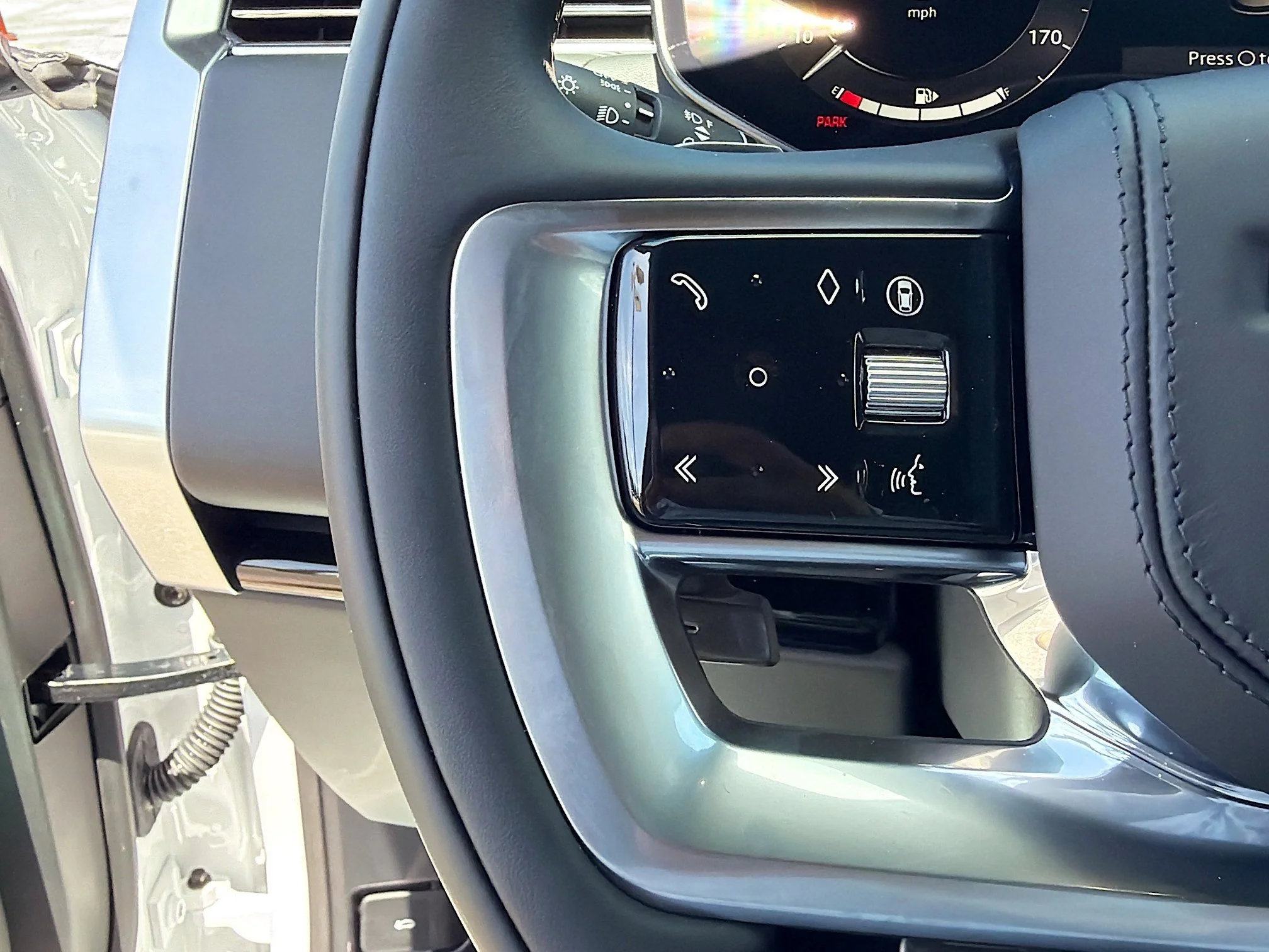 New 2026 Ostuni Pearl White Premium Metallic Land Rover SE image 37