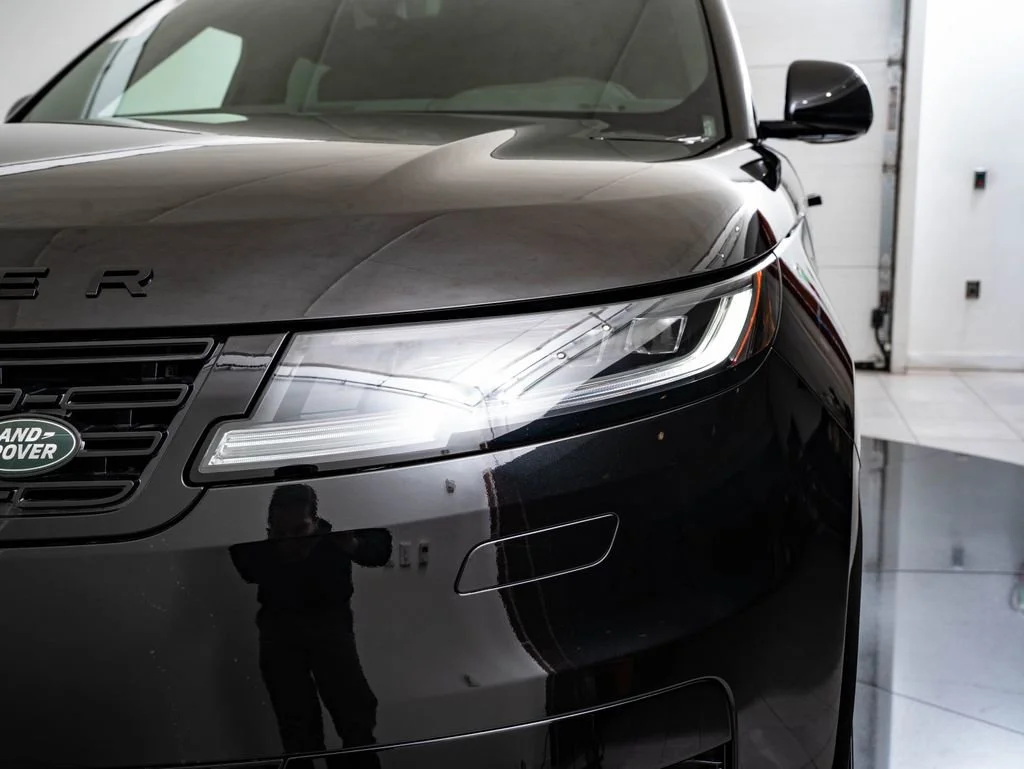New 2026 Santorini Black Metallic Land Rover Dynamic SE image 15