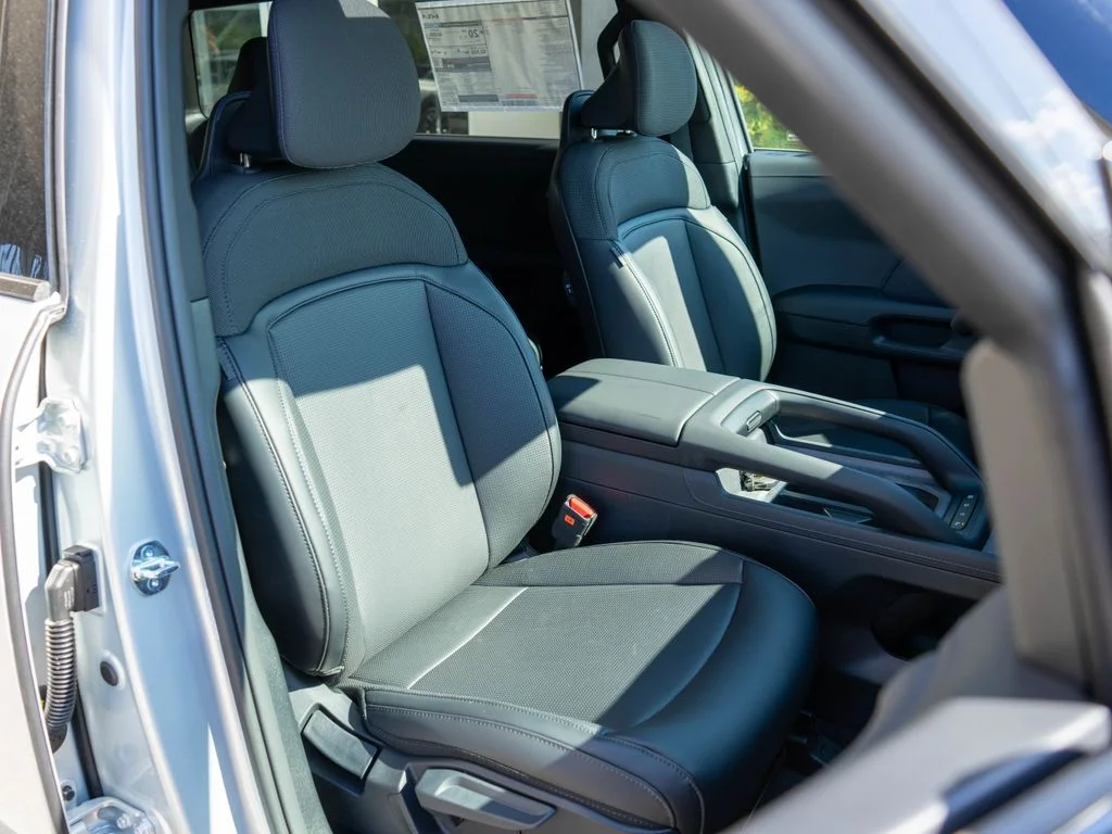 New 2027 Ivory Silver Kia S image 9