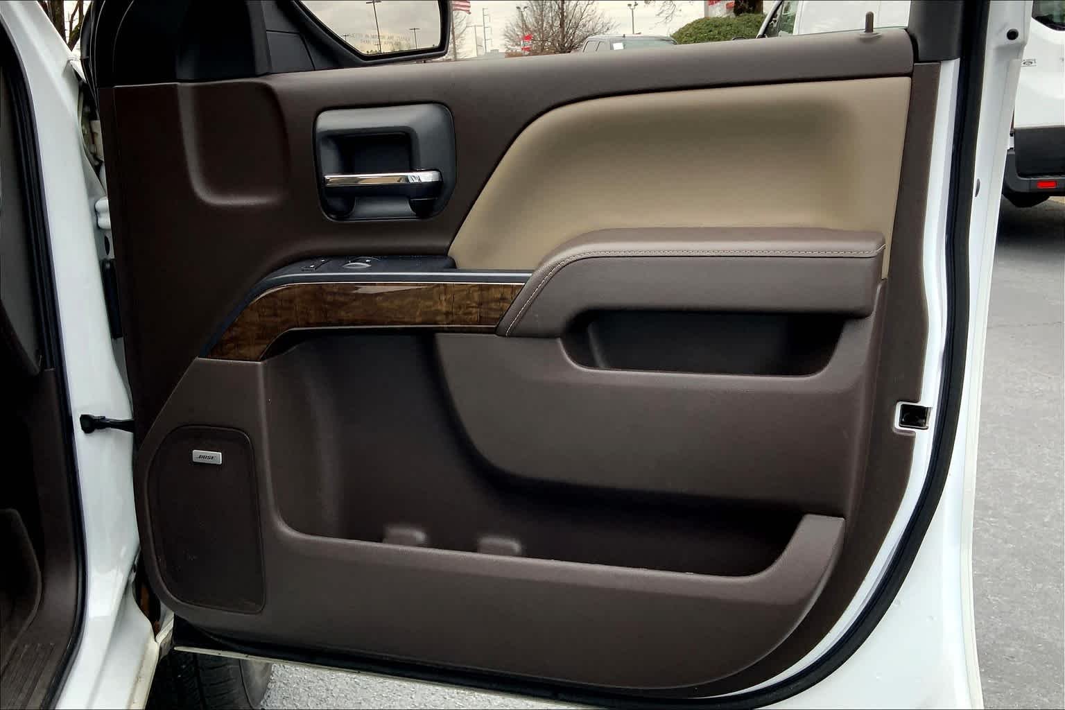 Used 2016 Iridescent Pearl Tricoat Chevrolet LT image 23