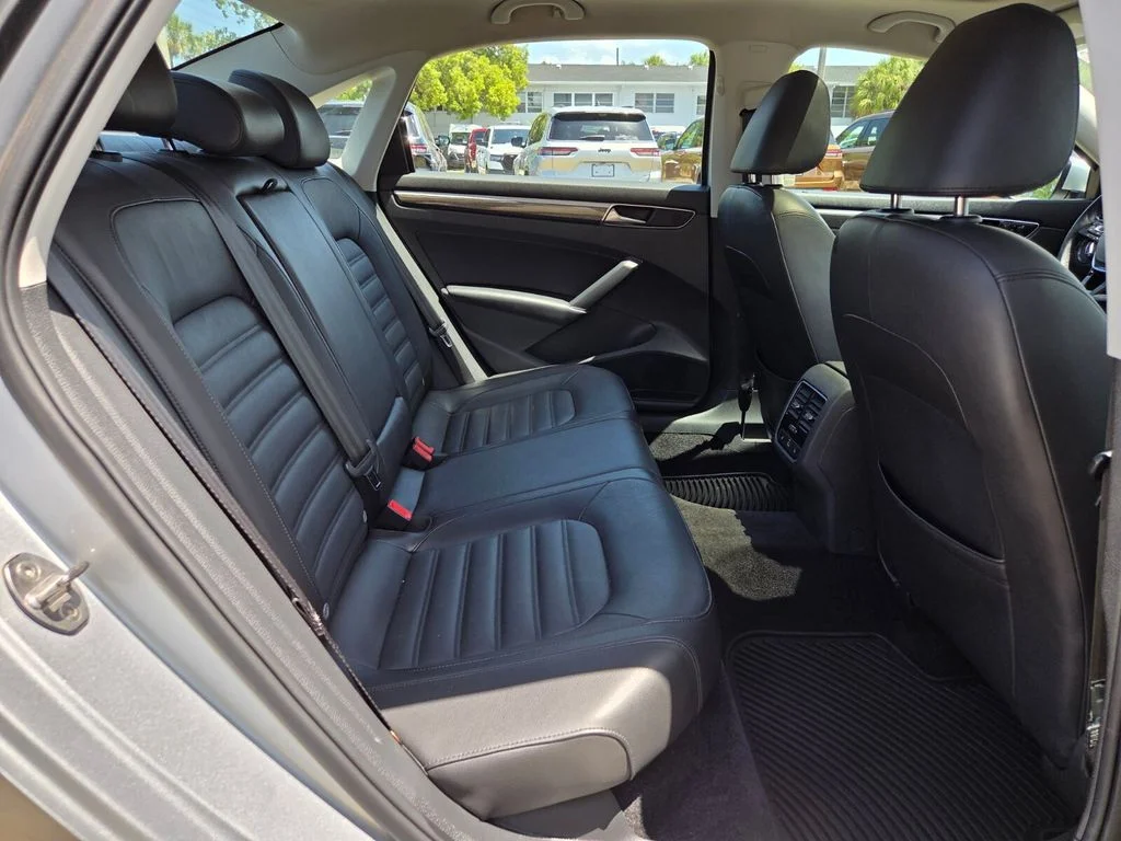 Used 2018 Silver Volkswagen 2.0T SEL Premium image 17