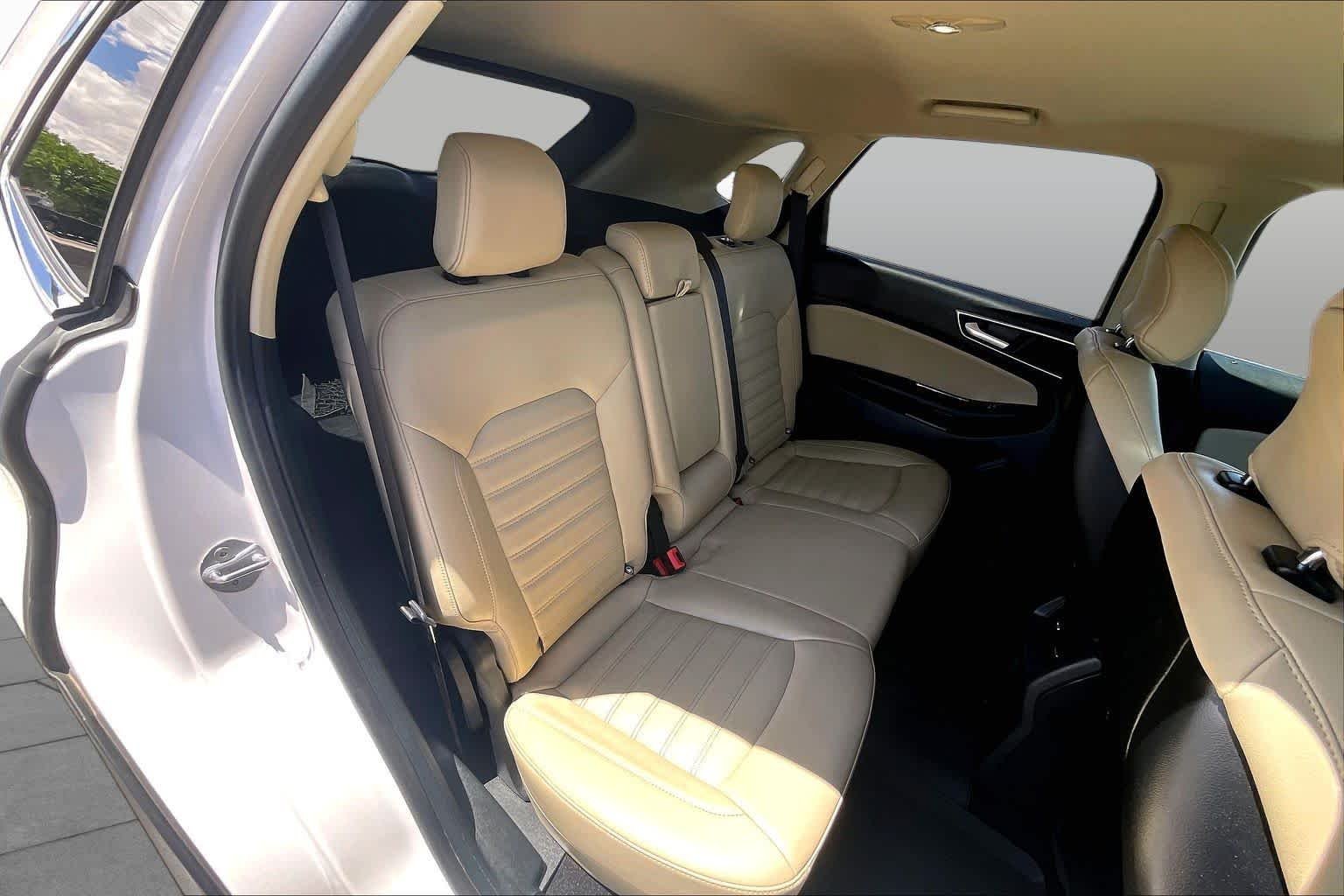 Used 2019 White Platinum Metallic Tri-Coat Ford SEL image 19