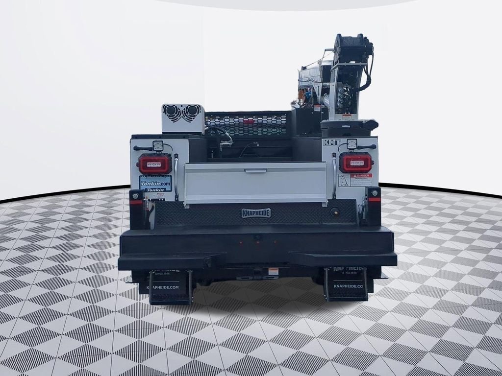 New 2024 Oxford White Ford F-550® XL image 40
