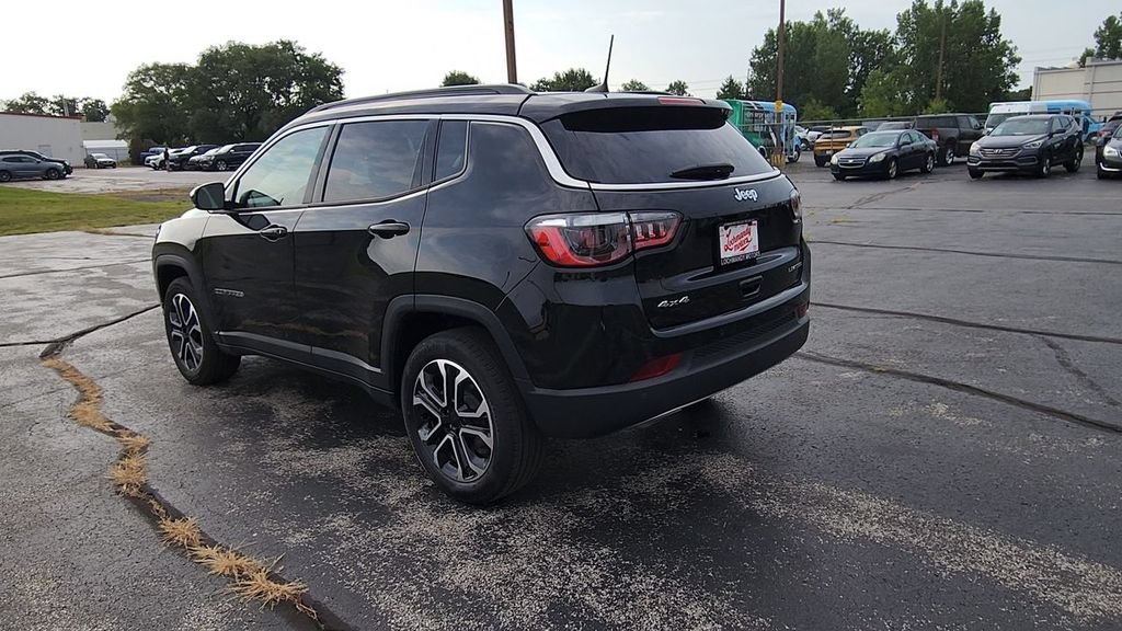 Used 2023  Jeep Limited image 6