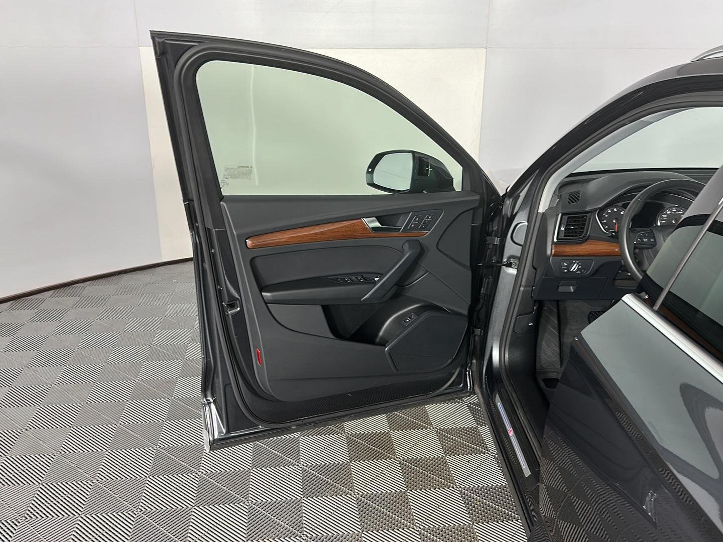 Used 2023 Daytona Gray Pearl Effect Audi S line Premium image 18