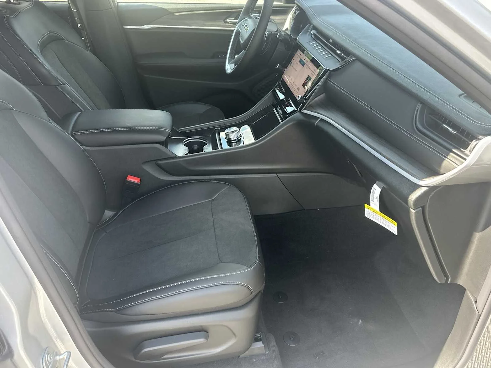 New 2026 Silver Zynith Exterior Paint Jeep Laredo Altitude image 13