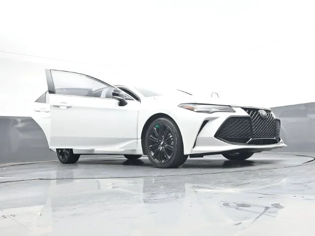 Used 2019 Pearl Toyota Touring image 43