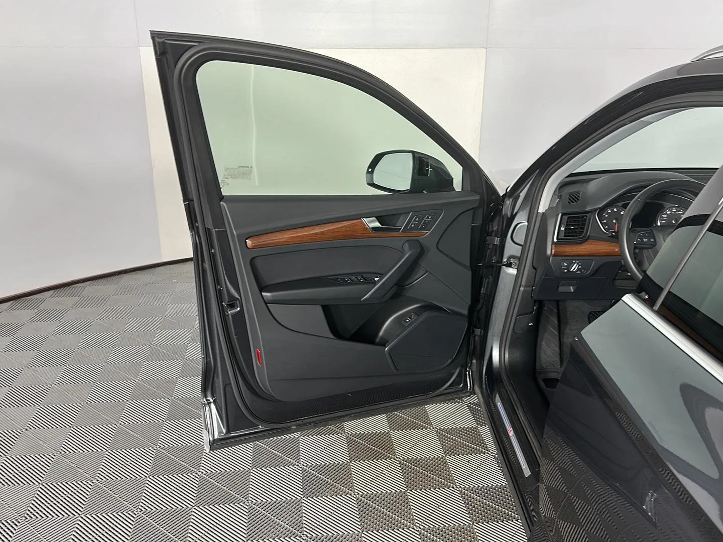 Used 2023 Daytona Gray Pearl Effect Audi S line Premium image 18