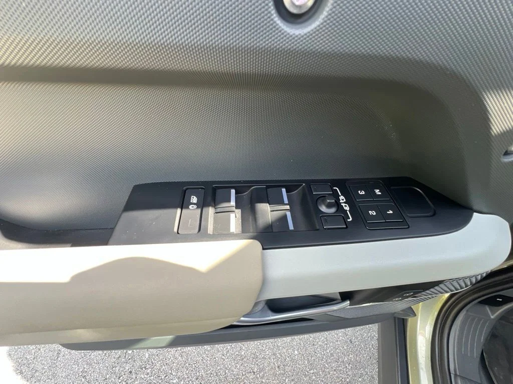 Used 2024 Green Land Rover S image 43