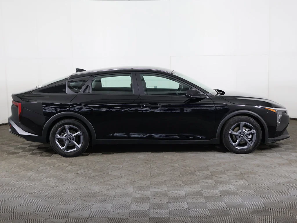 Used 2025 Black Kia LXS image 16