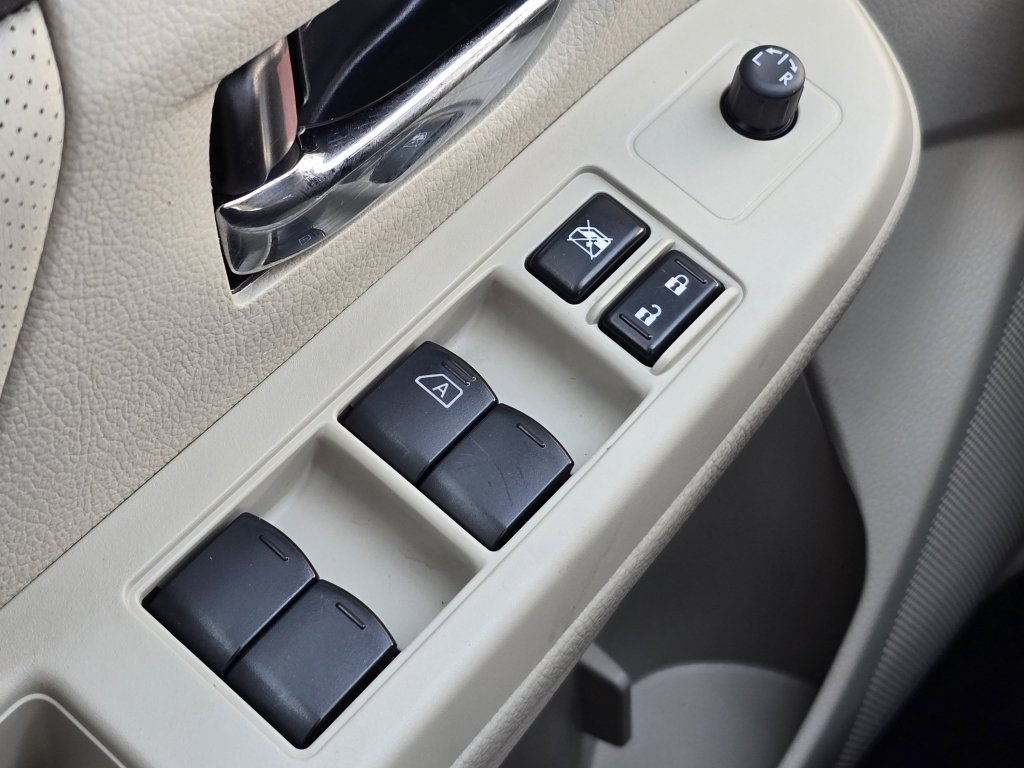 Used 2014 Satin White Pearl Subaru Limited image 11