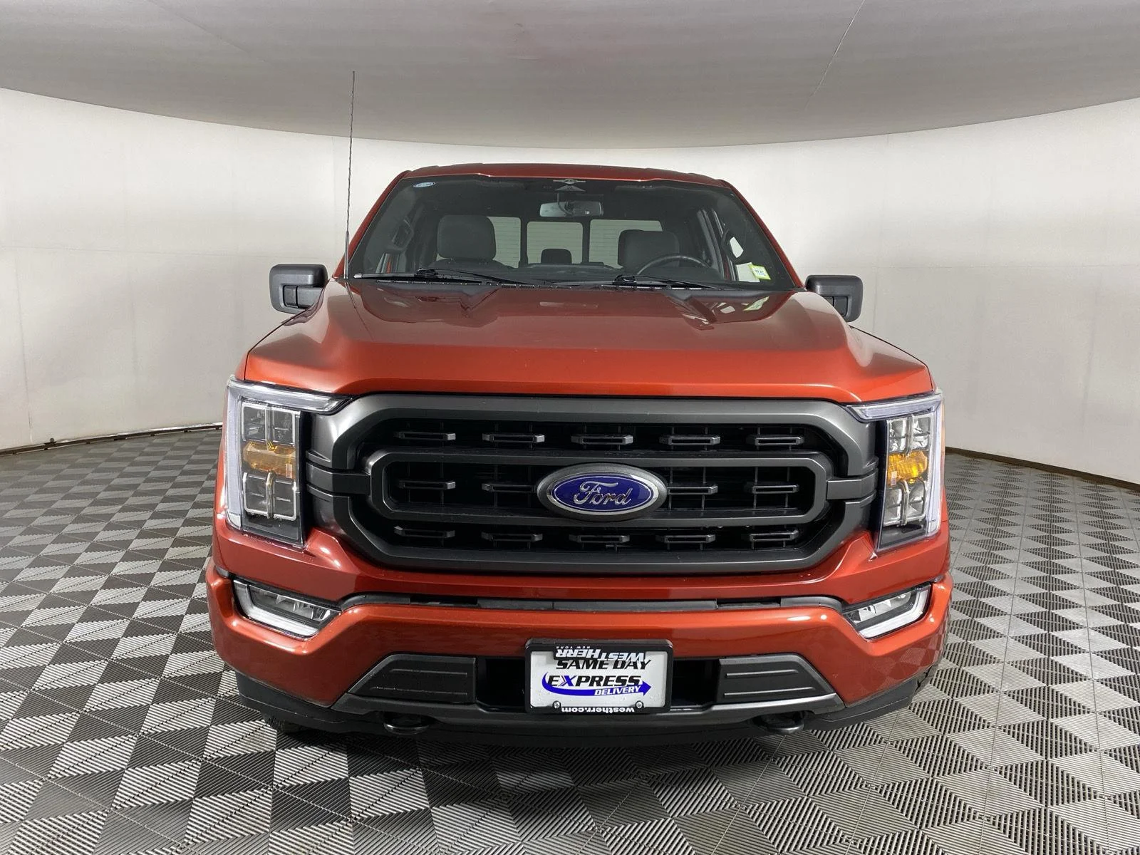 Used 2023 Hot Pepper Red Tinted Clearcoat Ford XLT image 2