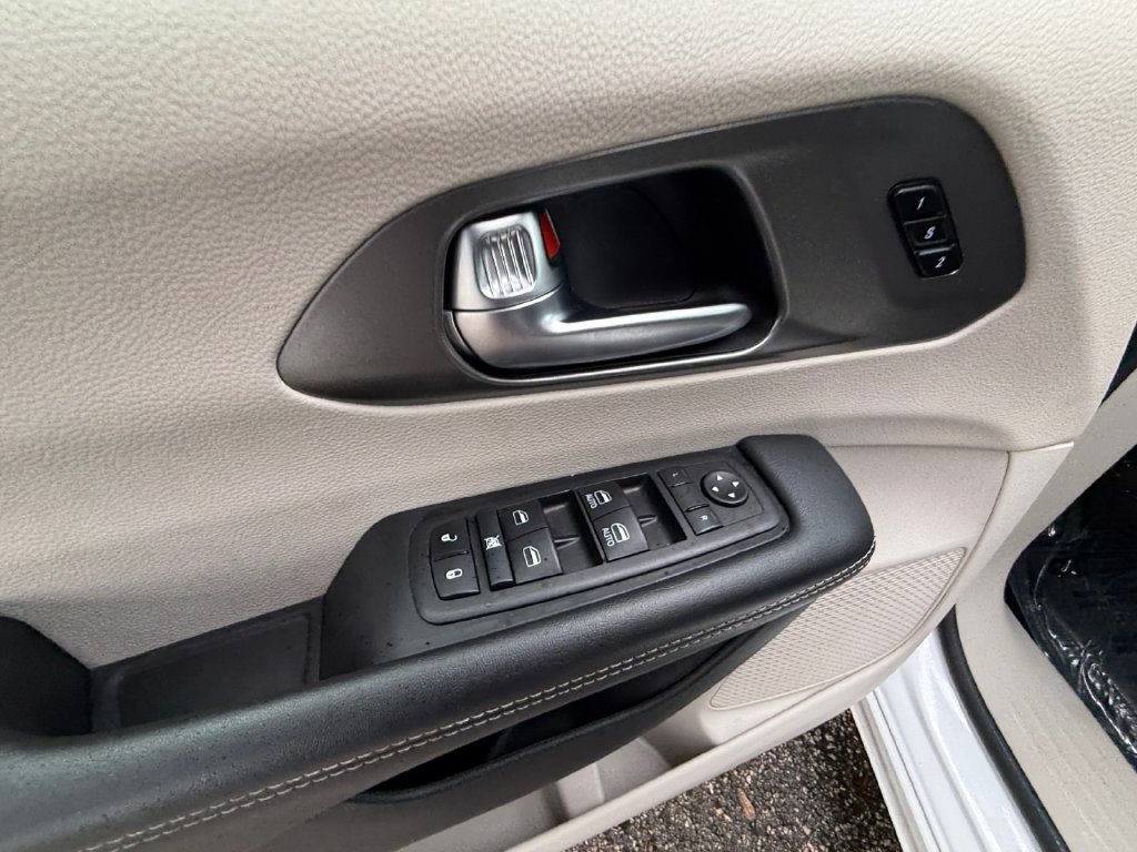 Used 2024 White Chrysler Select image 11