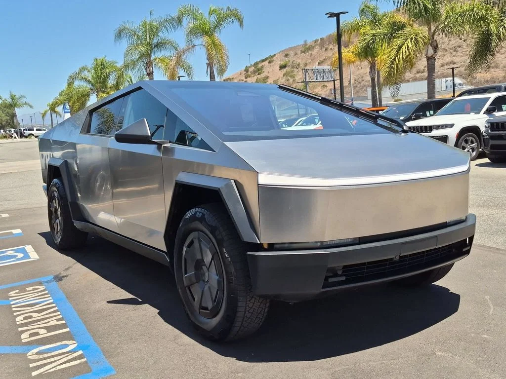 Used 2025  Tesla Long Range image 3