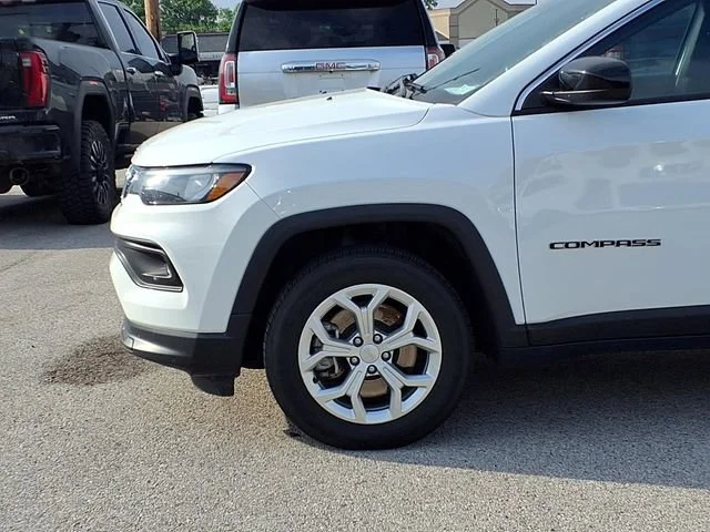 Used 2024  Jeep Latitude image 16