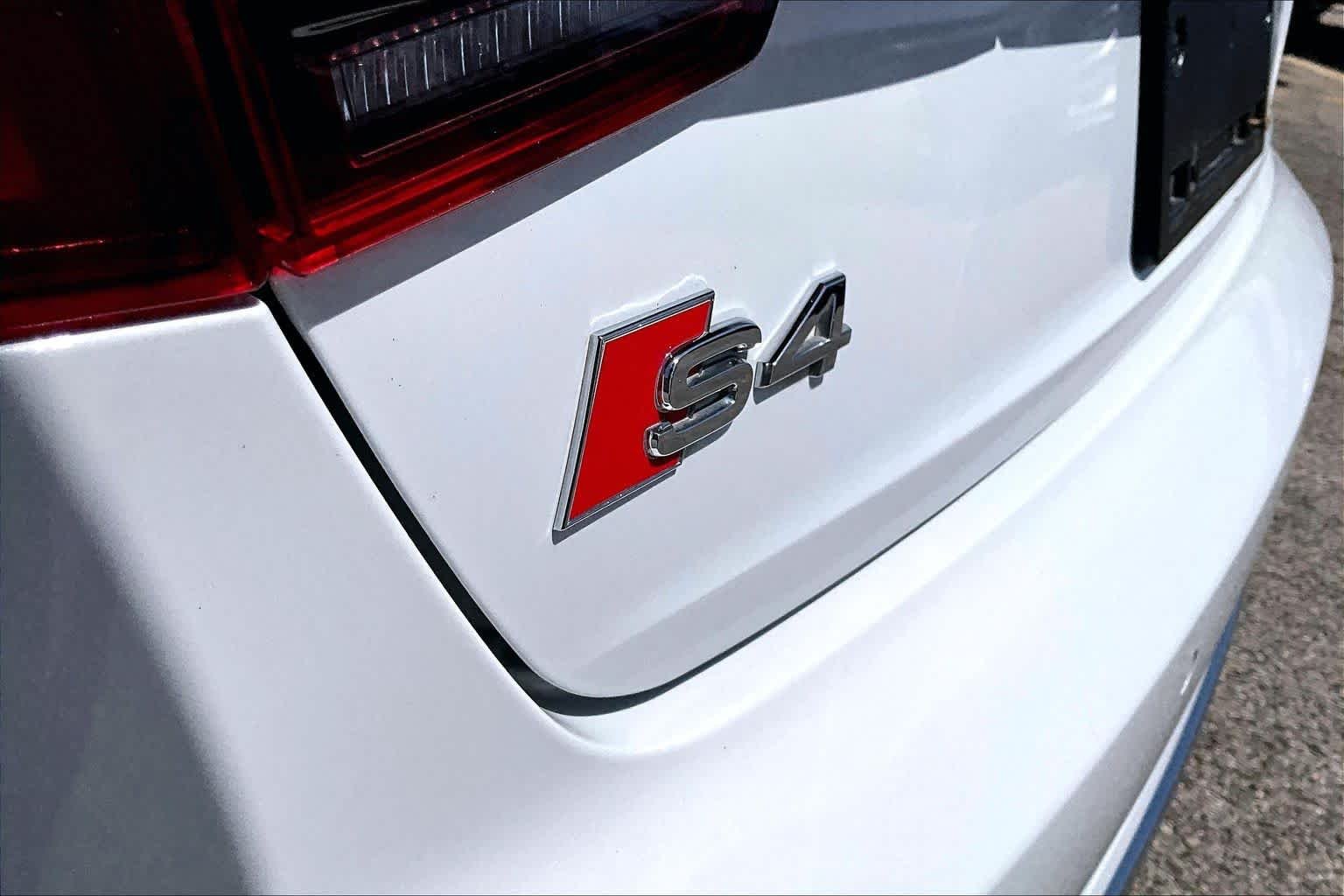 Used 2018 Glacier White Metallic Audi Premium Plus image 10