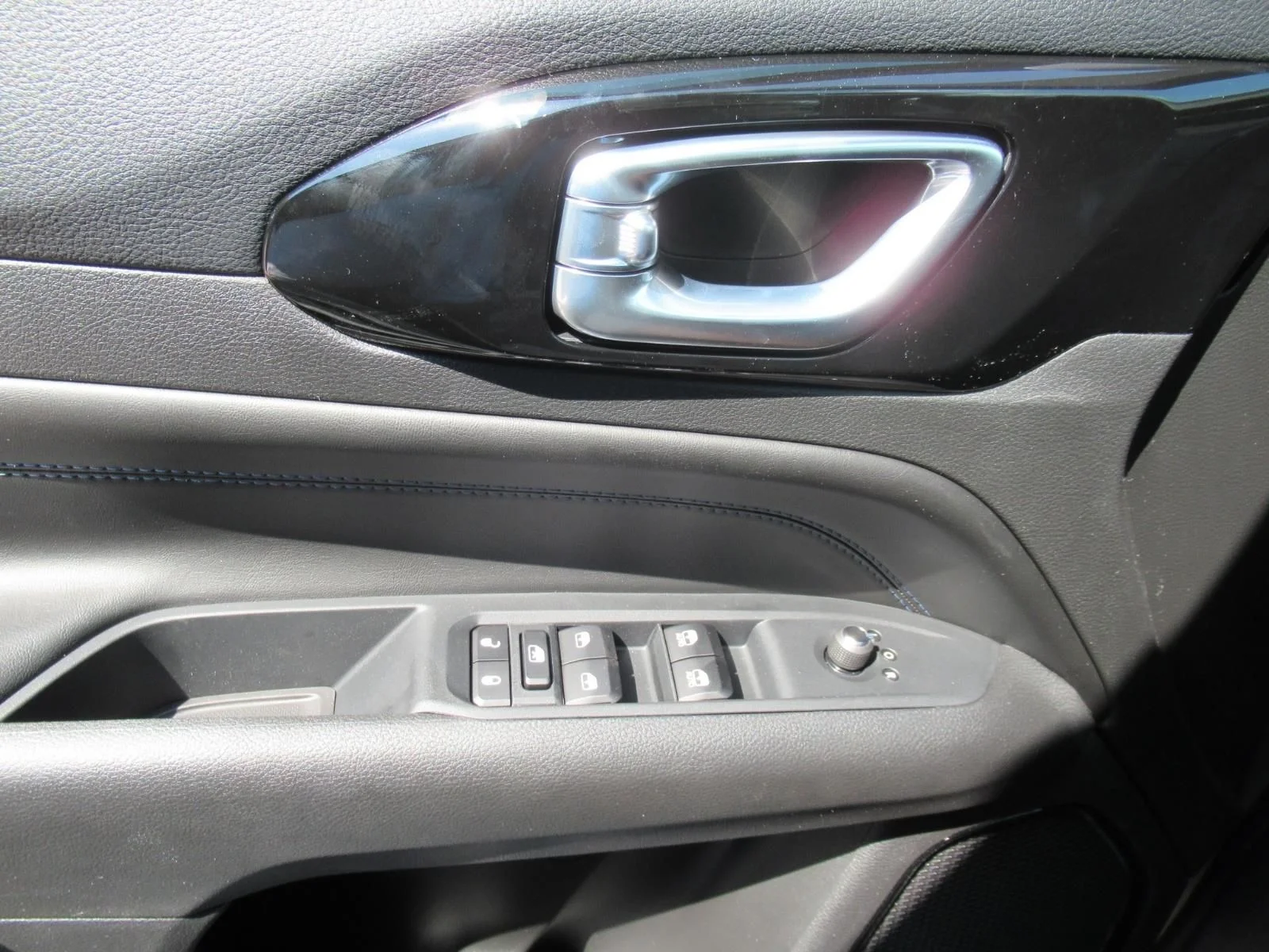New 2026 Silver Zynith Metallic Clearcoat Jeep Latitude Altitude image 20