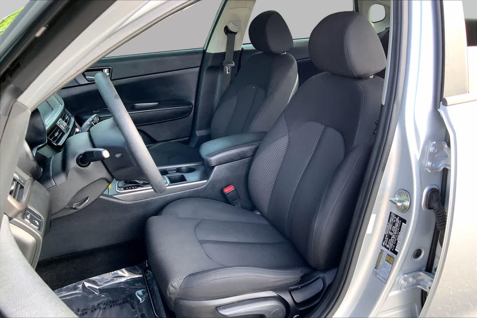 Used 2018 Sparkling Silver Kia LX image 8