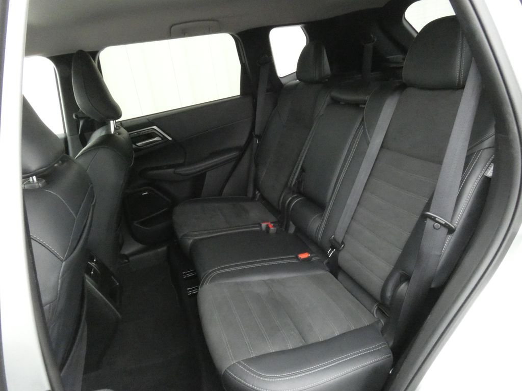 Used 2025 Silver Mitsubishi SE image 13