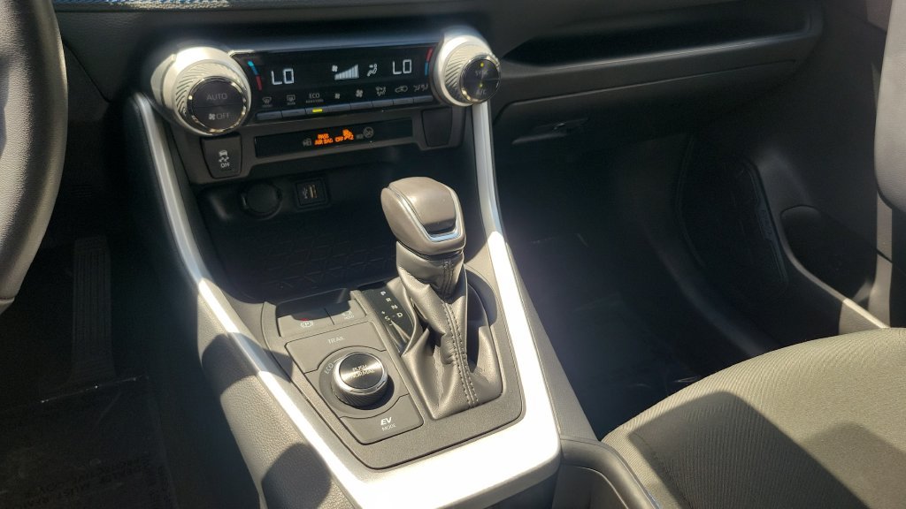2025 Toyota RAV4 SE - Photo 15