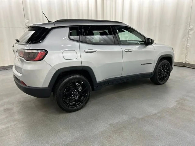 Used 2025 Silver Jeep Latitude image 4