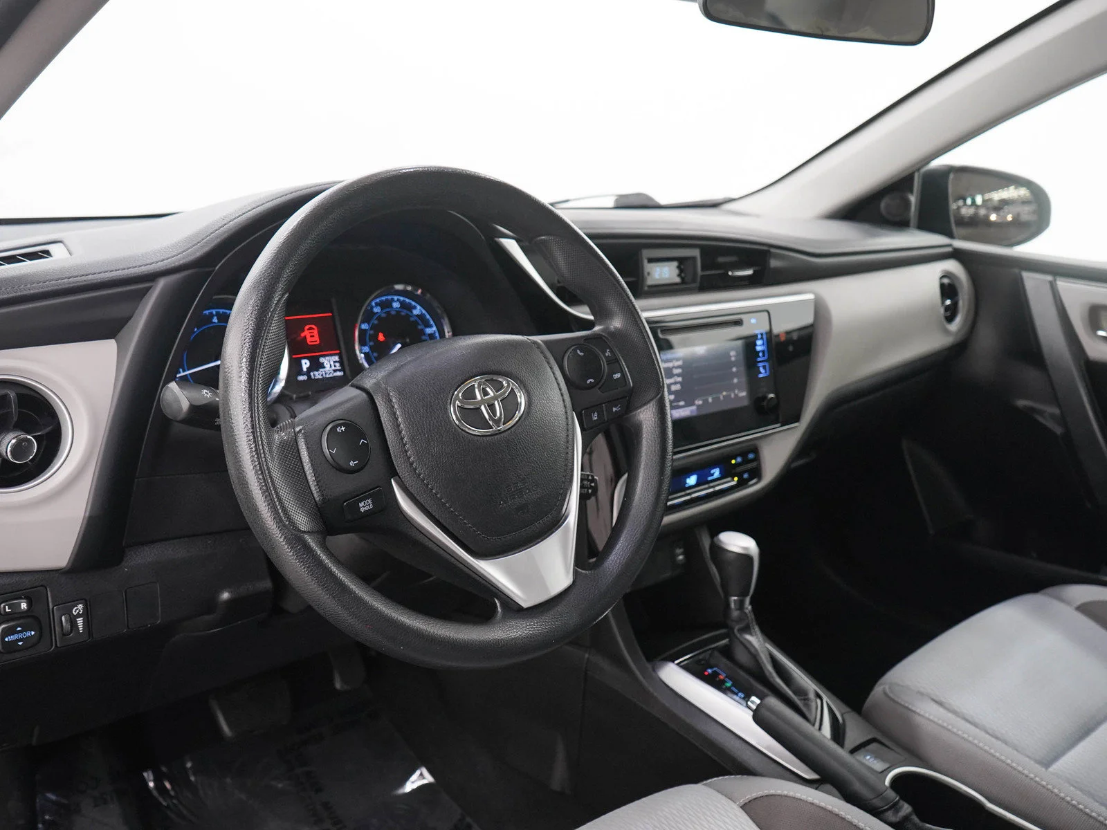 Used 2017  Toyota LE image 21