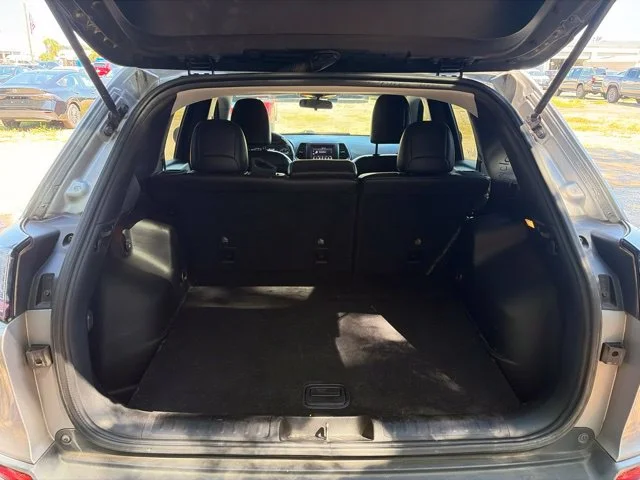Used 2019 Silver Jeep Latitude Plus image 19