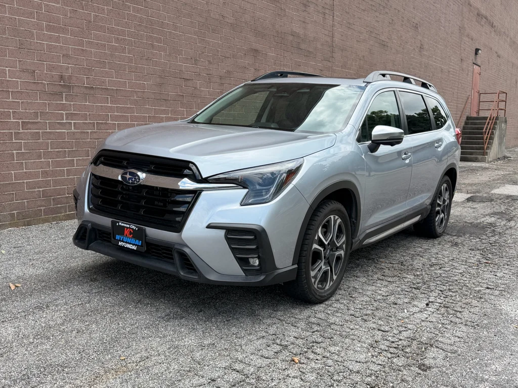 Used 2023 Ice Silver Metallic Subaru Limited image 1