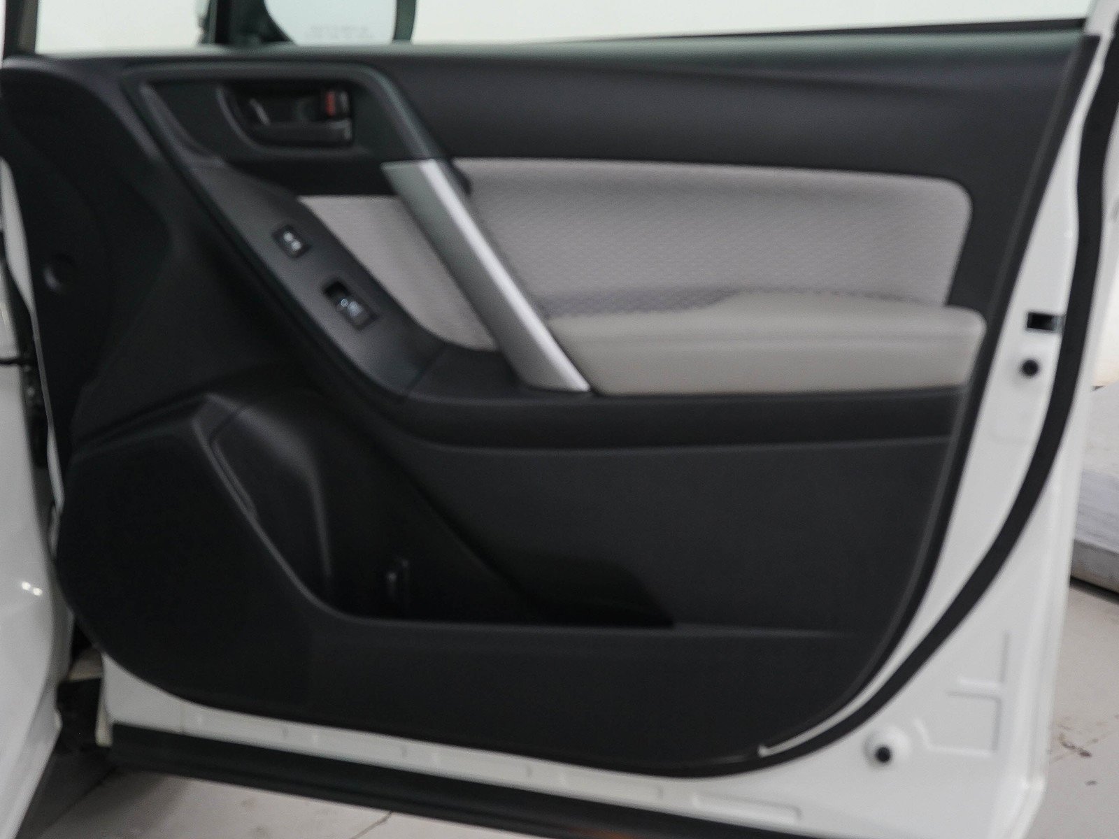 Used 2018 Crystal White Pearl Subaru 2.5i Premium image 9