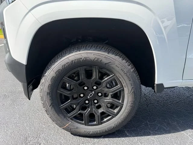 New 2026 Summit White Chevrolet WT image 7