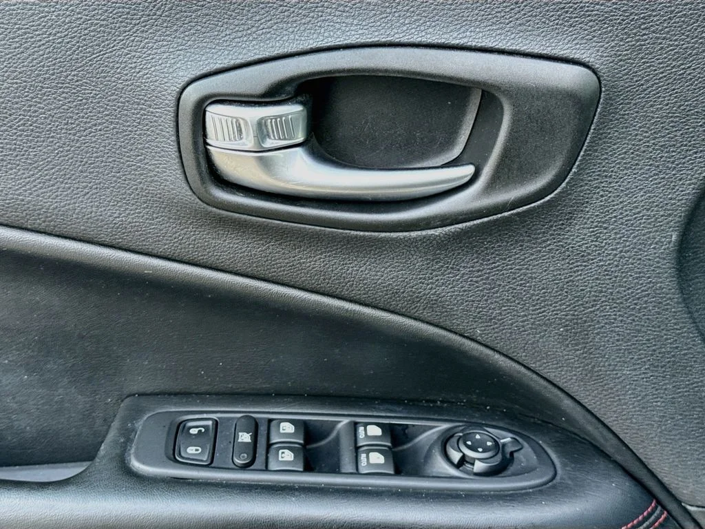 Used 2019 Silver Jeep Trailhawk image 20